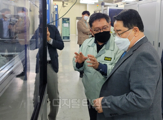 석영철 KIAT 원장이 23일 인지컨트롤스를 방문하여 제품에대해 이야기 나누고있다.(석영철 KIAT 원장(오른쪽),인지컨트롤스 김홍집부사장(왼쪽)) <한국산업기술진흥원 제공>